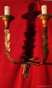 Applique in ferro battuto a due luci foglie sbalzate e dorato reggicera in legno laccato XVIII° sec, cm.45